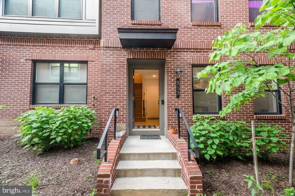 317 Riggs Park Place Ne - Photo 0