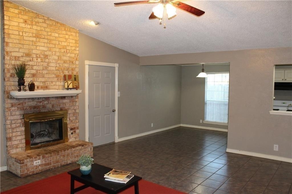 1702 Goodson Ln - Photo 2