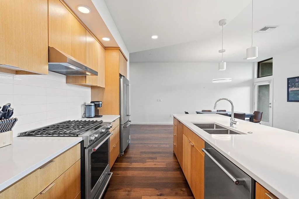 1322 E 12th St - Photo 6