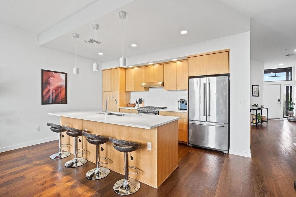 1322 E 12th St - Photo 4