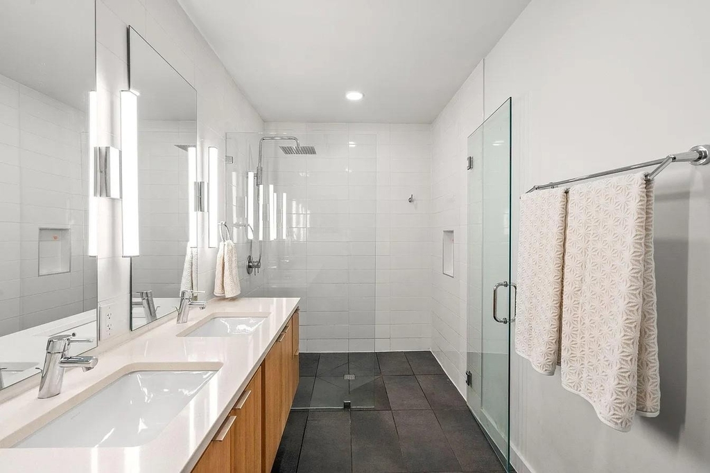 1322 E 12th St - Photo 25
