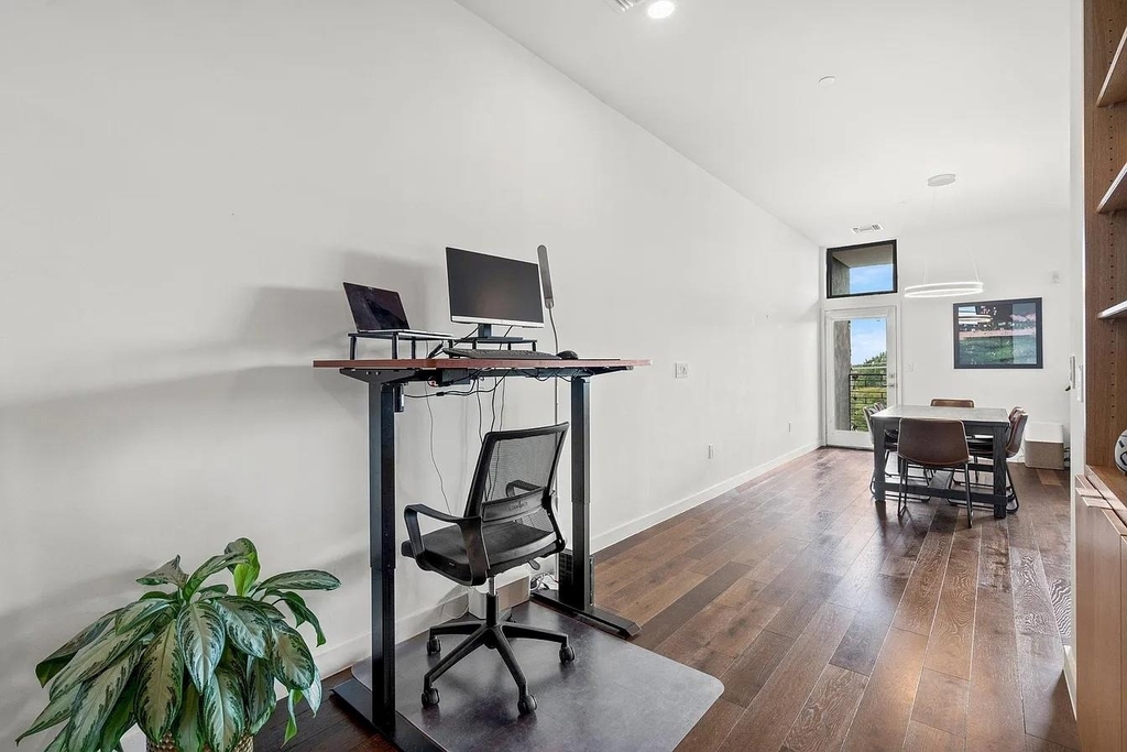 1322 E 12th St - Photo 17