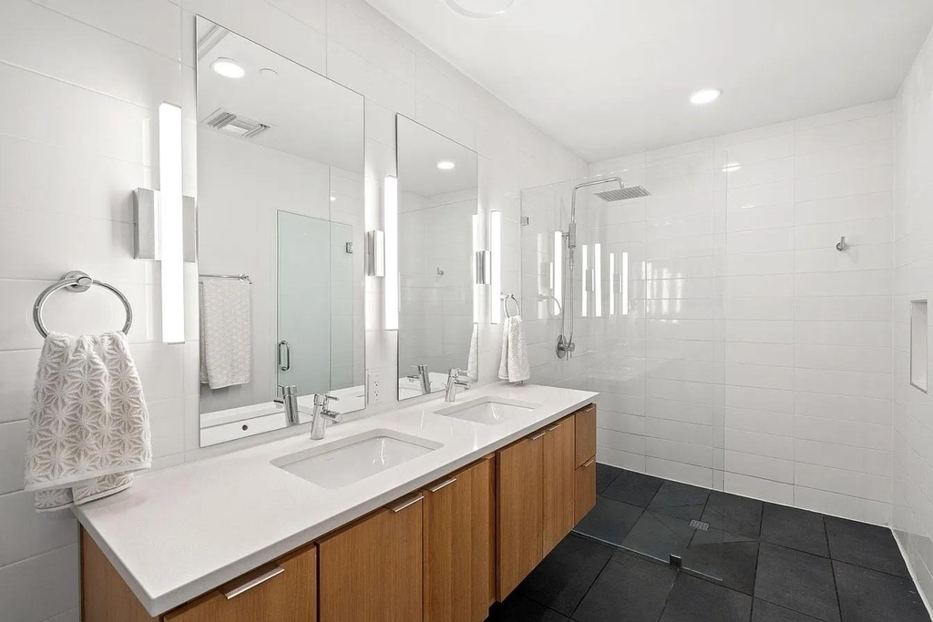 1322 E 12th St - Photo 26