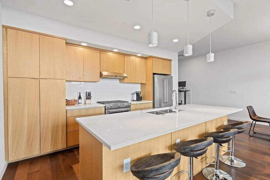 1322 E 12th St - Photo 5