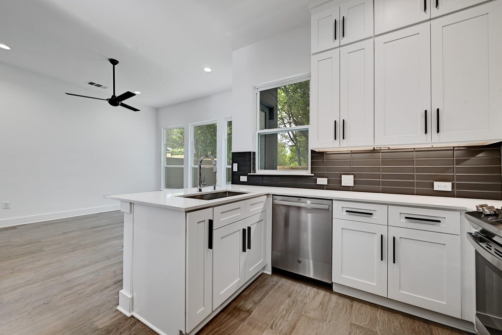 2308 Maxwell Ln - Photo 2