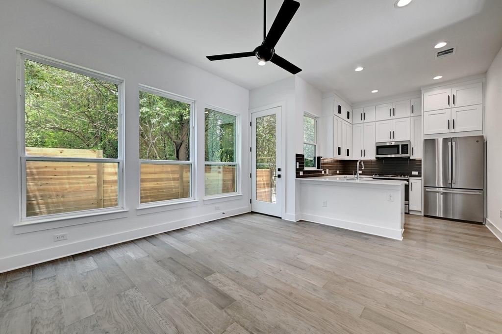 2308 Maxwell Ln - Photo 3