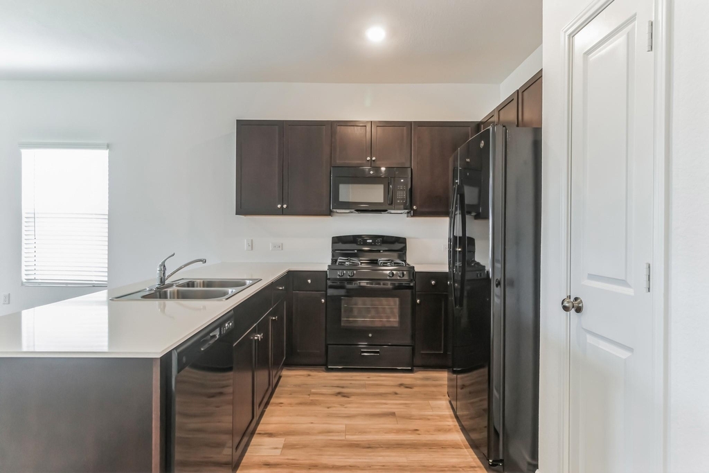2808 Schwartz Ln - Photo 3
