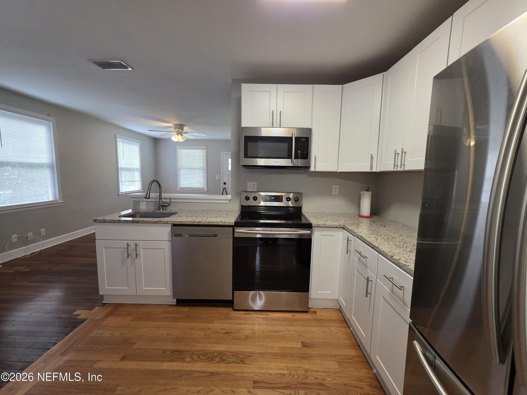3353 Dellwood Avenue - Photo 2