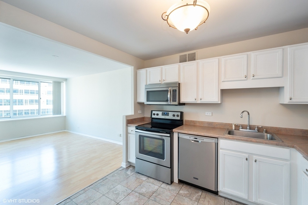 211 E Ohio Street - Photo 2