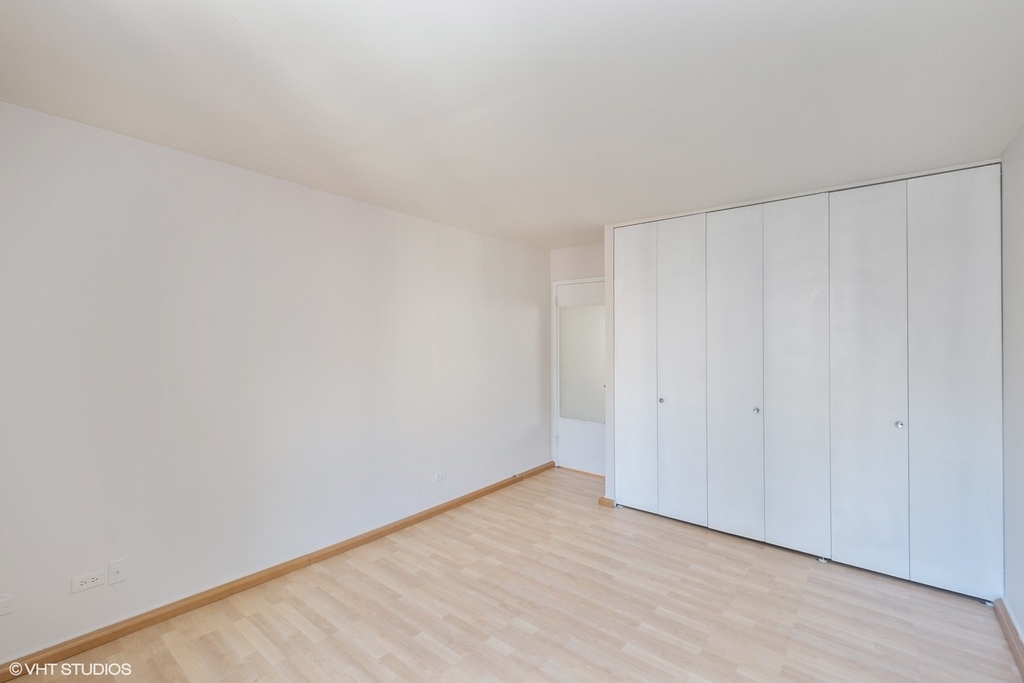 211 E Ohio Street - Photo 8