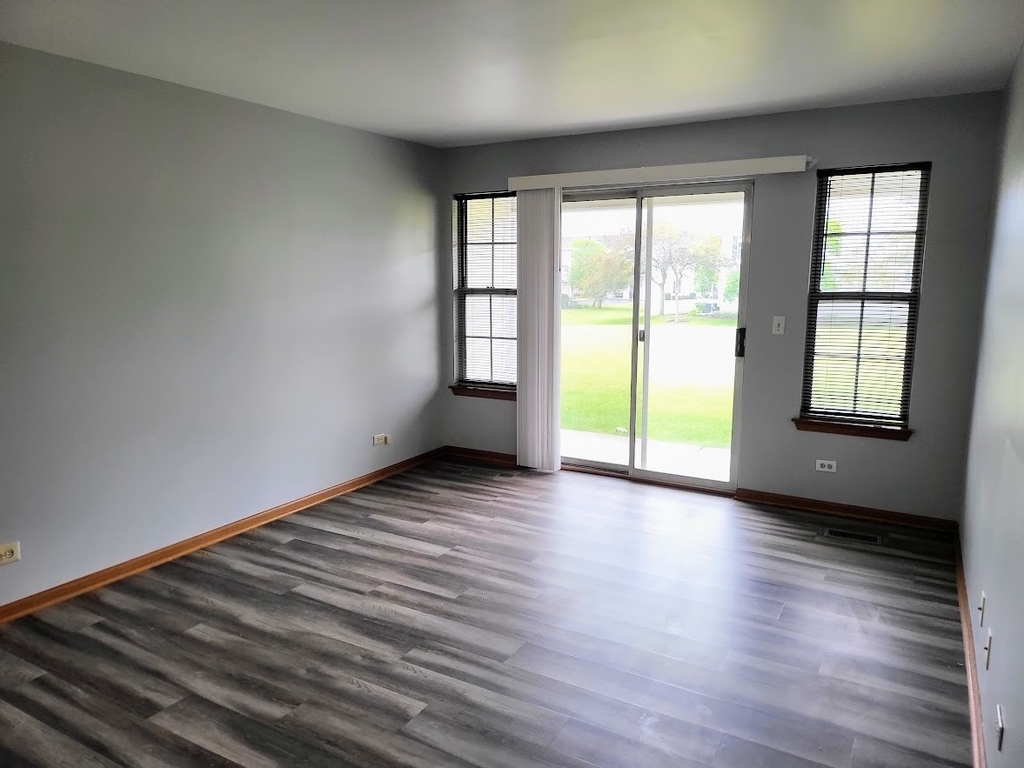 600 W Streamwood Boulevard - Photo 3