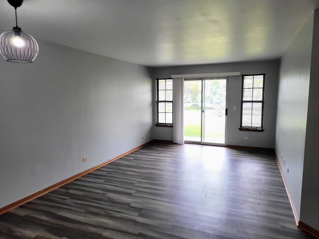 600 W Streamwood Boulevard - Photo 2