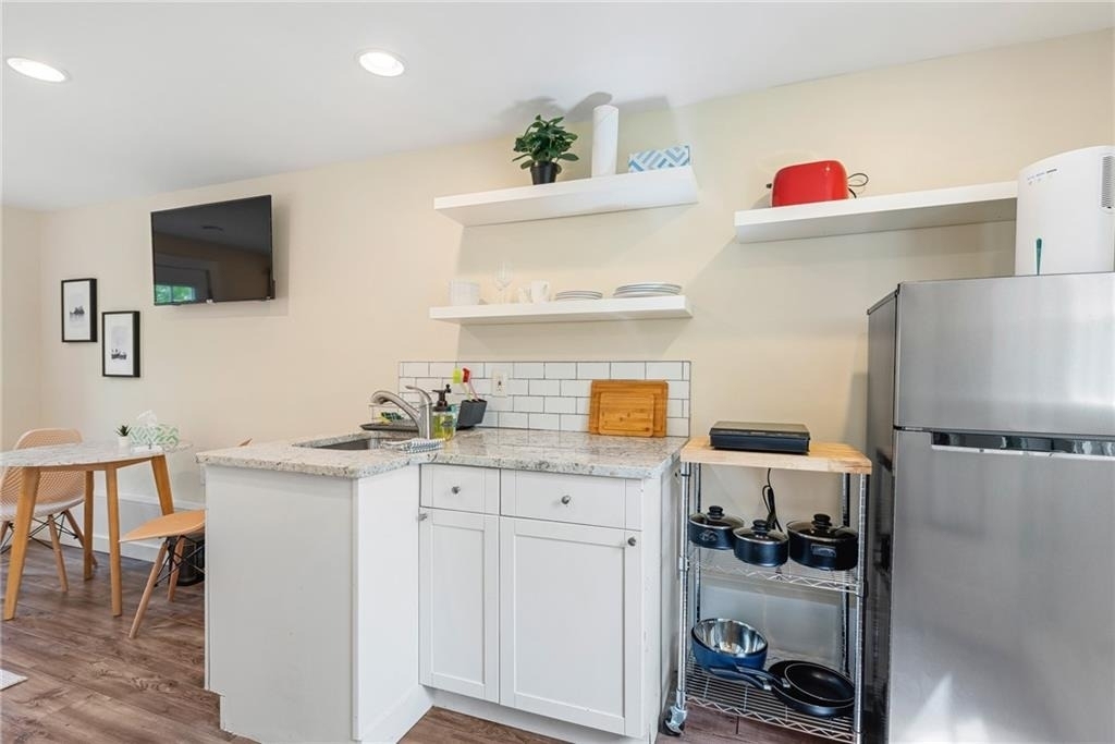 1026 Deckner Avenue Sw - Photo 4