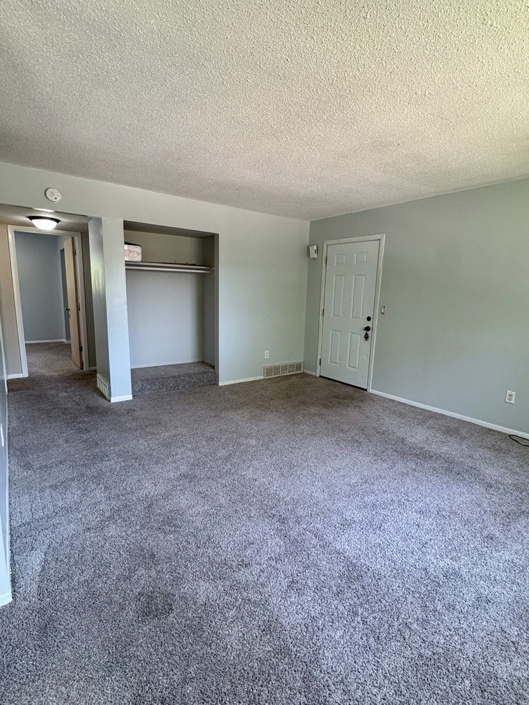 2827 N Elsie Avenue - Photo 2