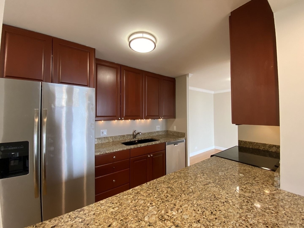 111 E Chestnut Street - Photo 5
