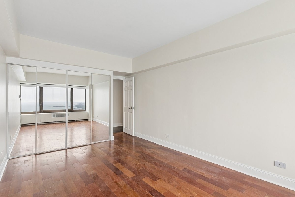 175 E Delaware Place - Photo 9