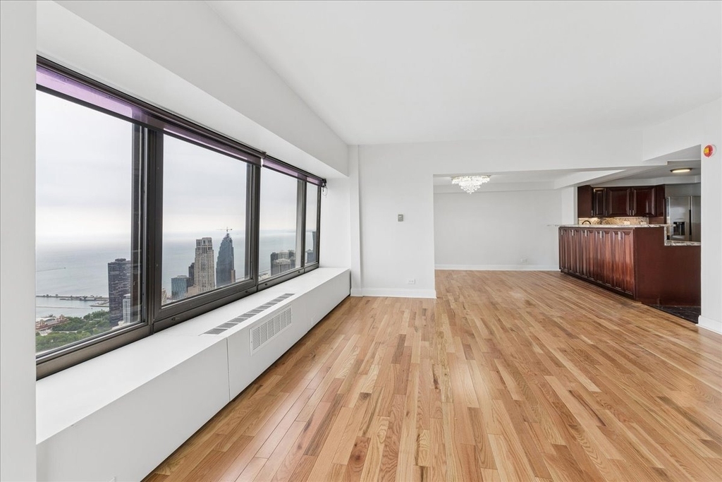 175 E Delaware Place - Photo 2