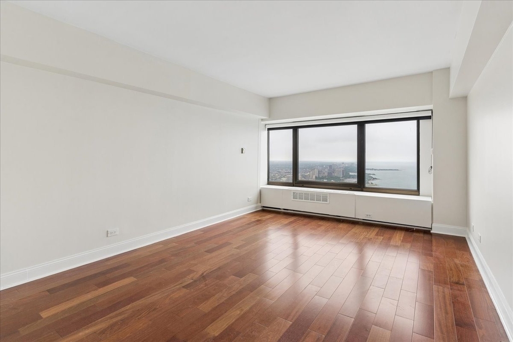 175 E Delaware Place - Photo 17