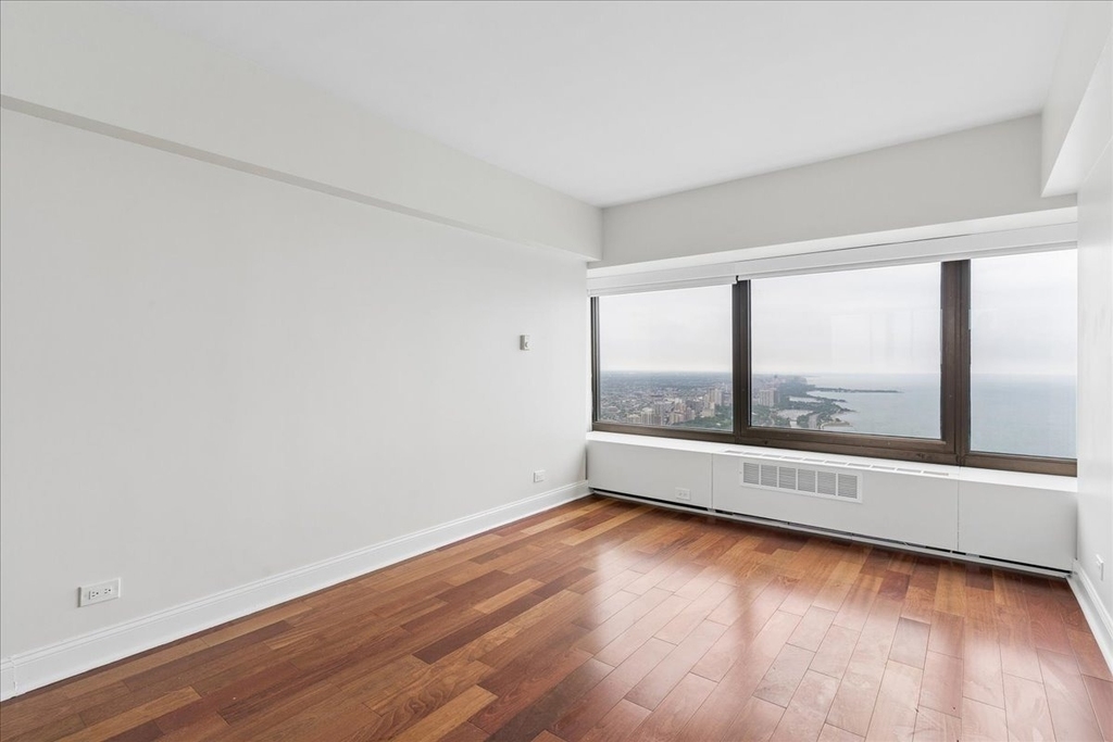 175 E Delaware Place - Photo 12