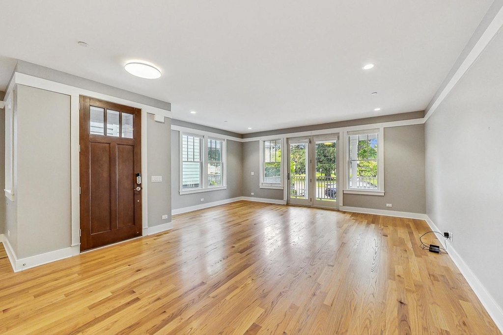 8101 Floral Avenue - Photo 2