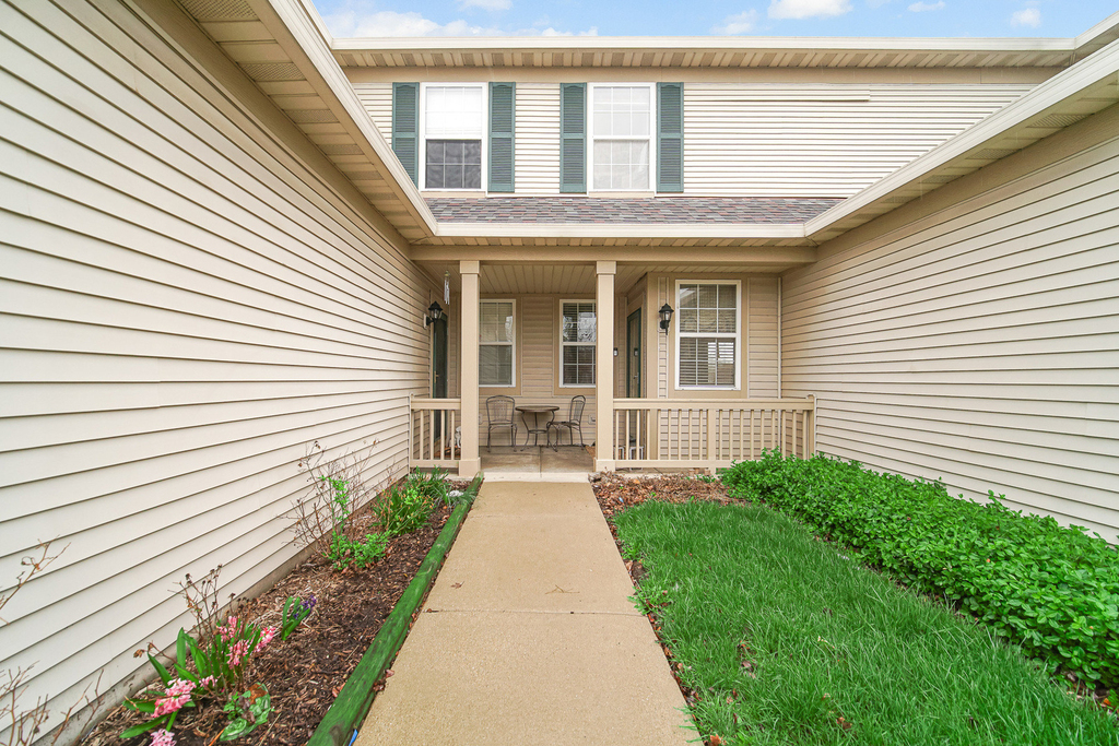1882 N Wentworth Circle - Photo 2