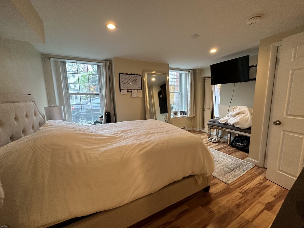 241 Middle - Photo 9