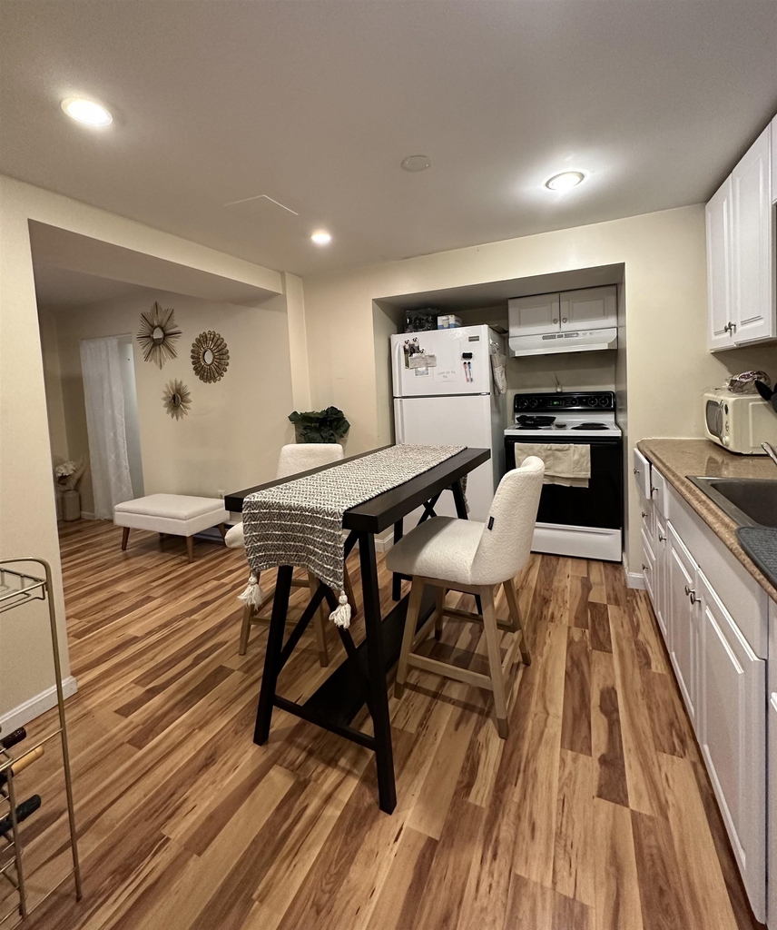 241 Middle - Photo 8