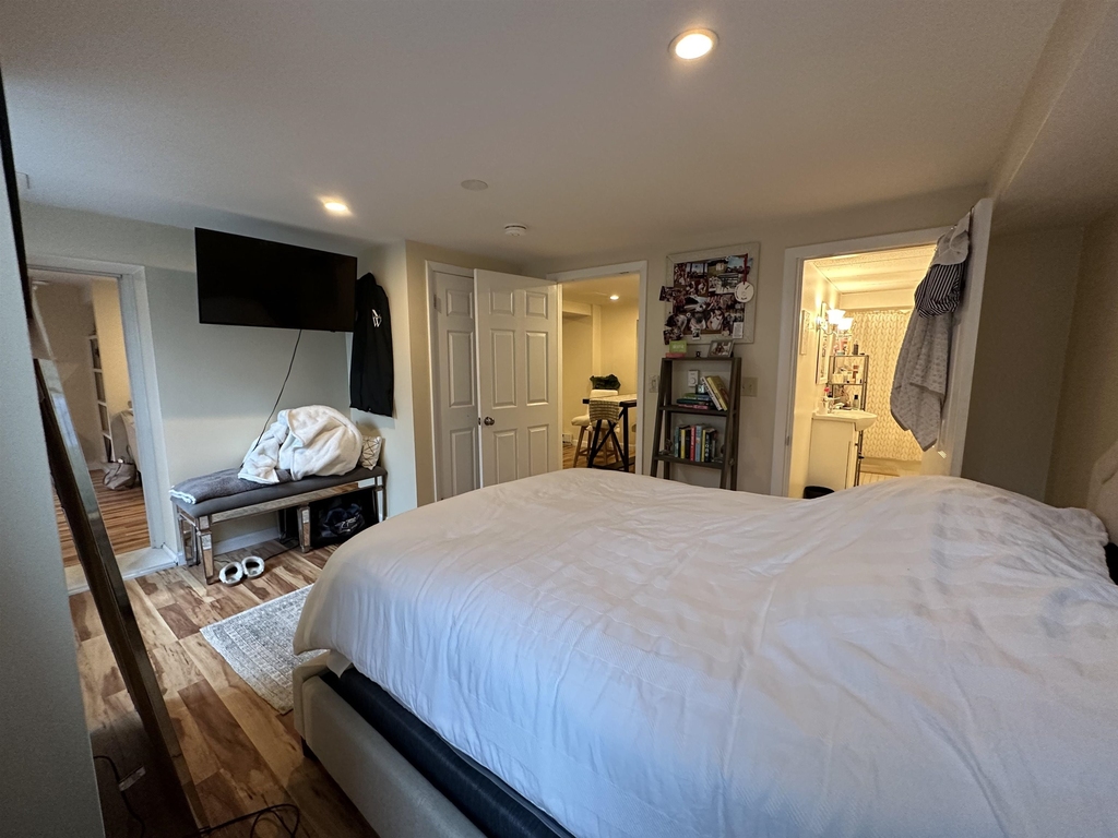 241 Middle - Photo 10