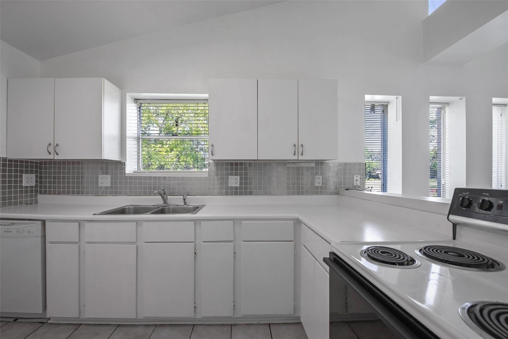 1208 Weyer Street - Photo 5