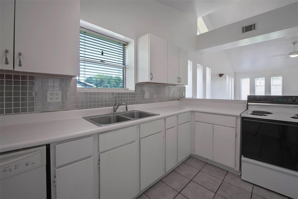 1208 Weyer Street - Photo 7