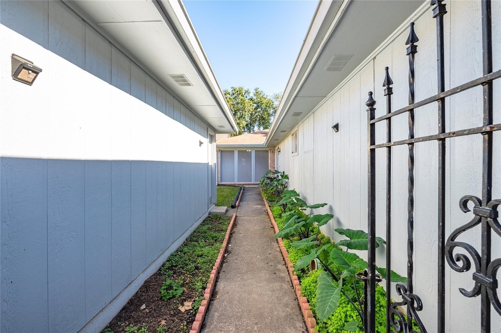 10215 Kirkwren Drive - Photo 3