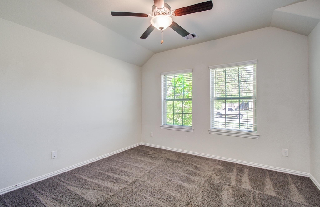 1011 Veer Drive - Photo 6