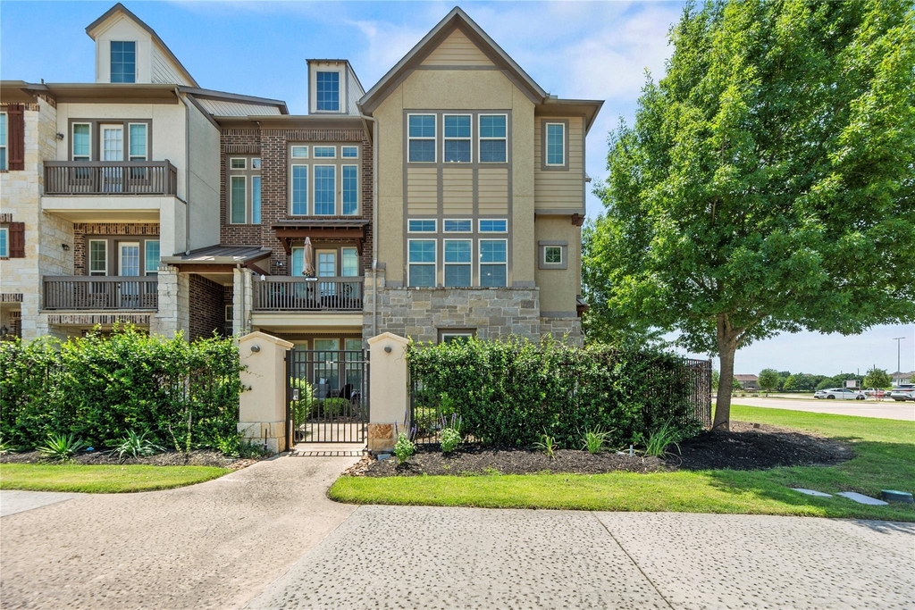 9679 Towne Lake Parkway - Photo 0