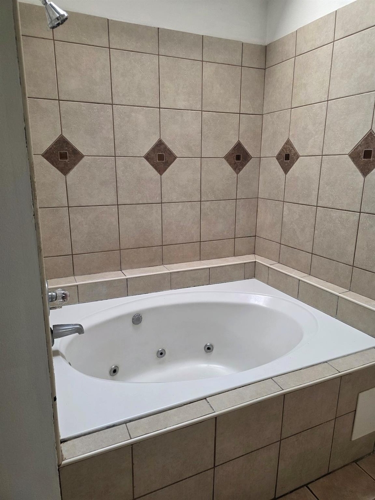 7803 La Rochelle Circle - Photo 10