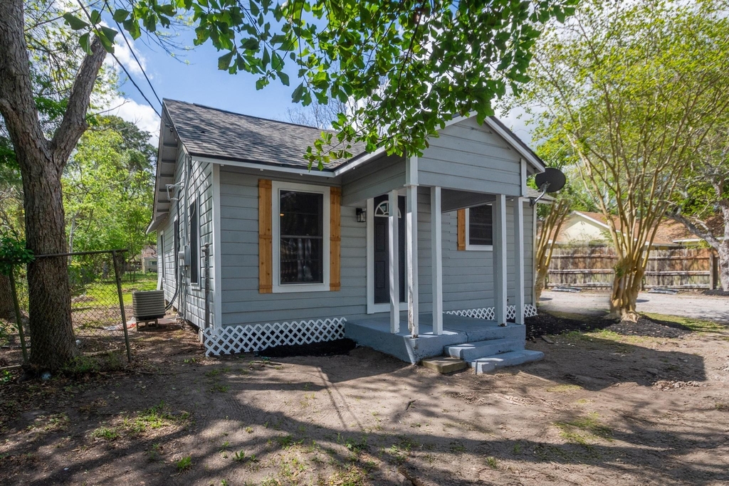 211 W South Street - Photo 1
