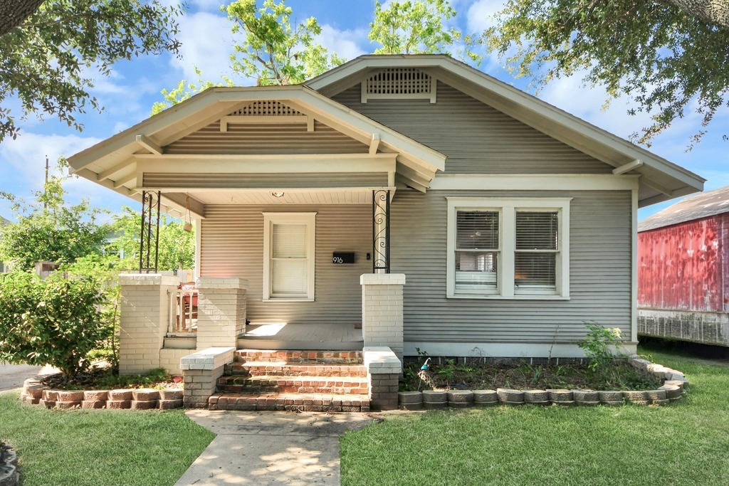 916 W Cottage Street - Photo 1