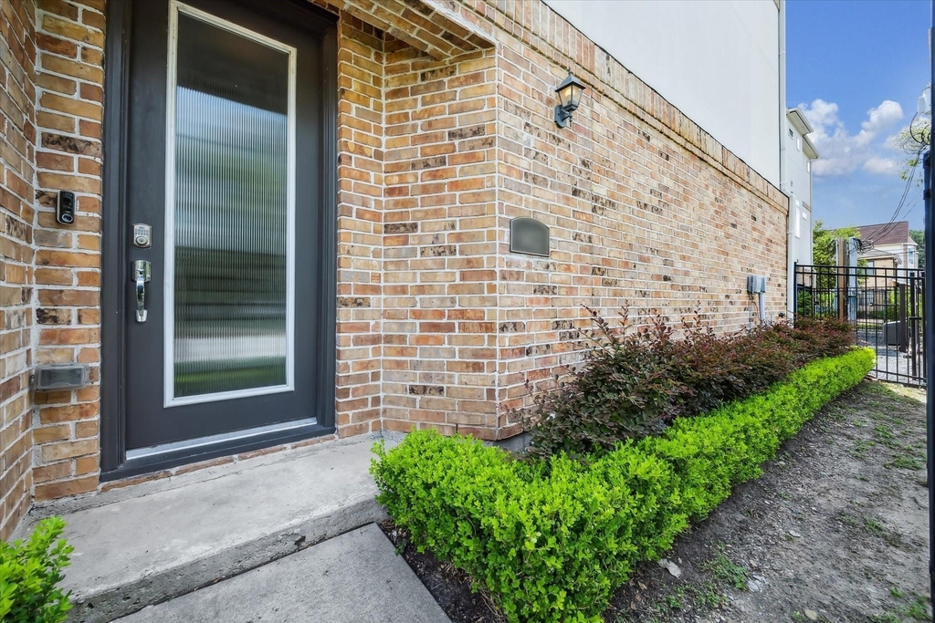 1412 Cleburne Street - Photo 3