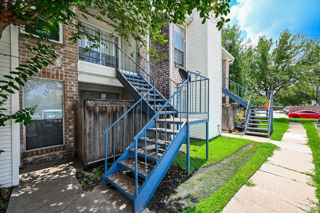 3900 Woodchase Drive - Photo 0