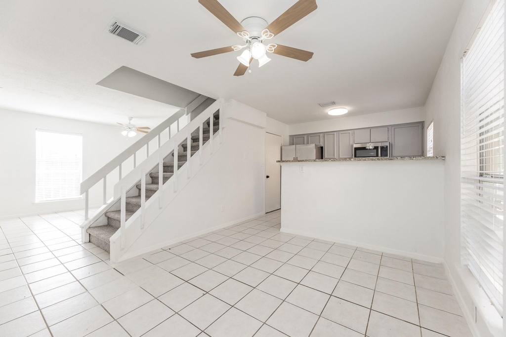 1902 Avenue B - Photo 3
