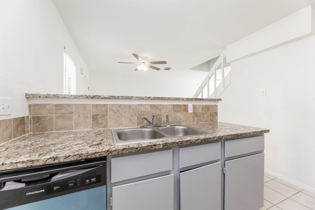 1902 Avenue B - Photo 12