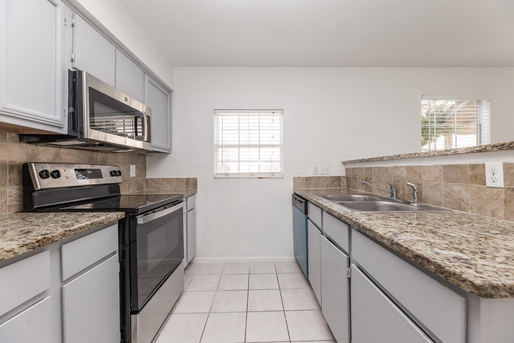 1902 Avenue B - Photo 11