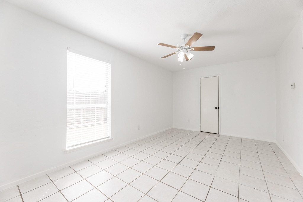 1902 Avenue B - Photo 8