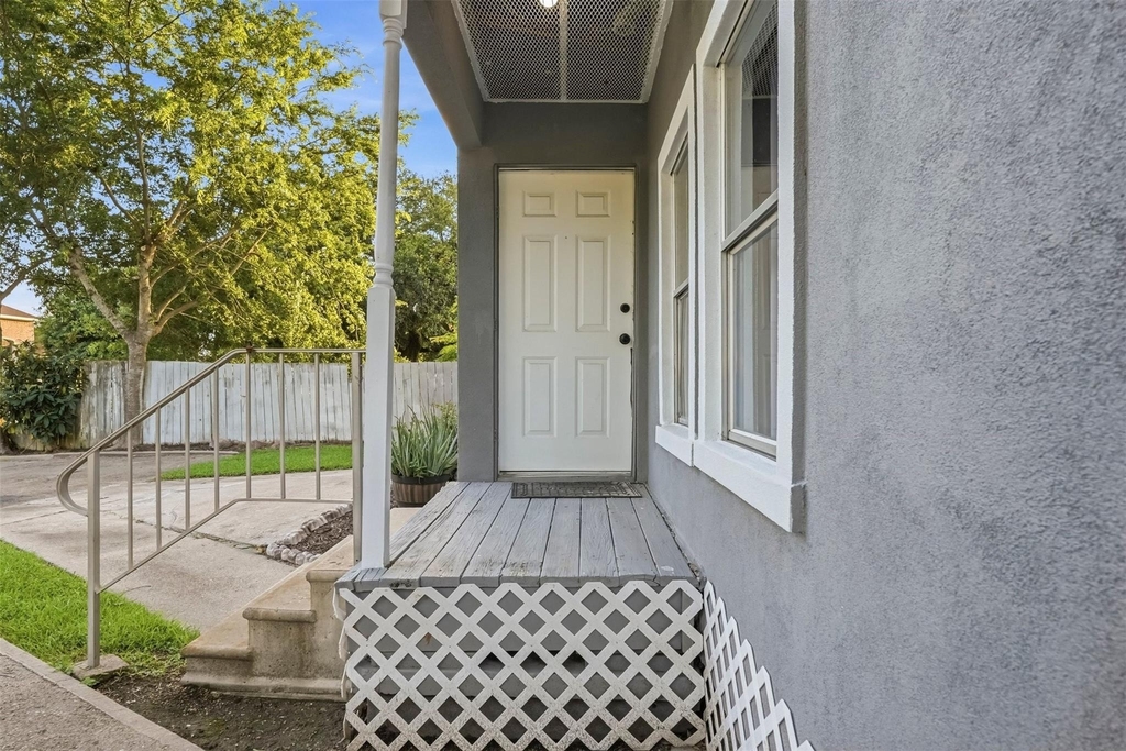 406 Gresham Street - Photo 24