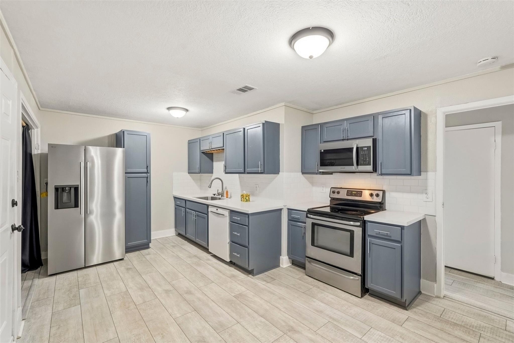 406 Gresham Street - Photo 0