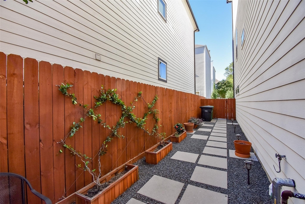 918 W 25th Street - Photo 9