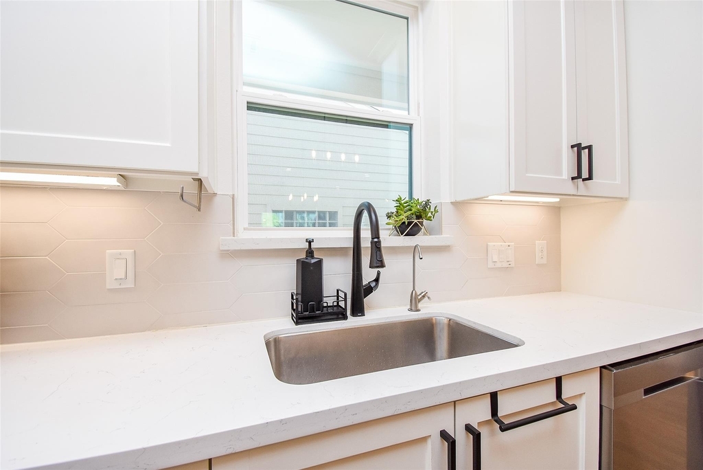 918 W 25th Street - Photo 14