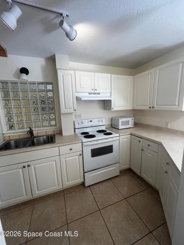 11195 Roseland Road - Photo 7