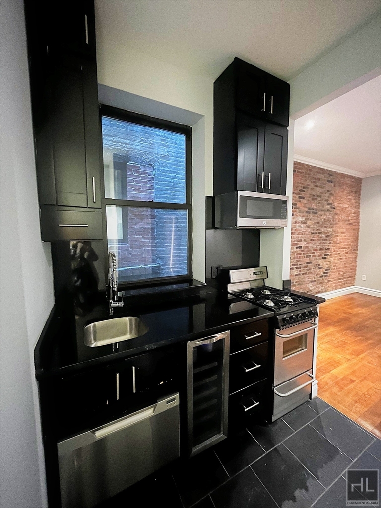 Tenth Avenue - Photo 1