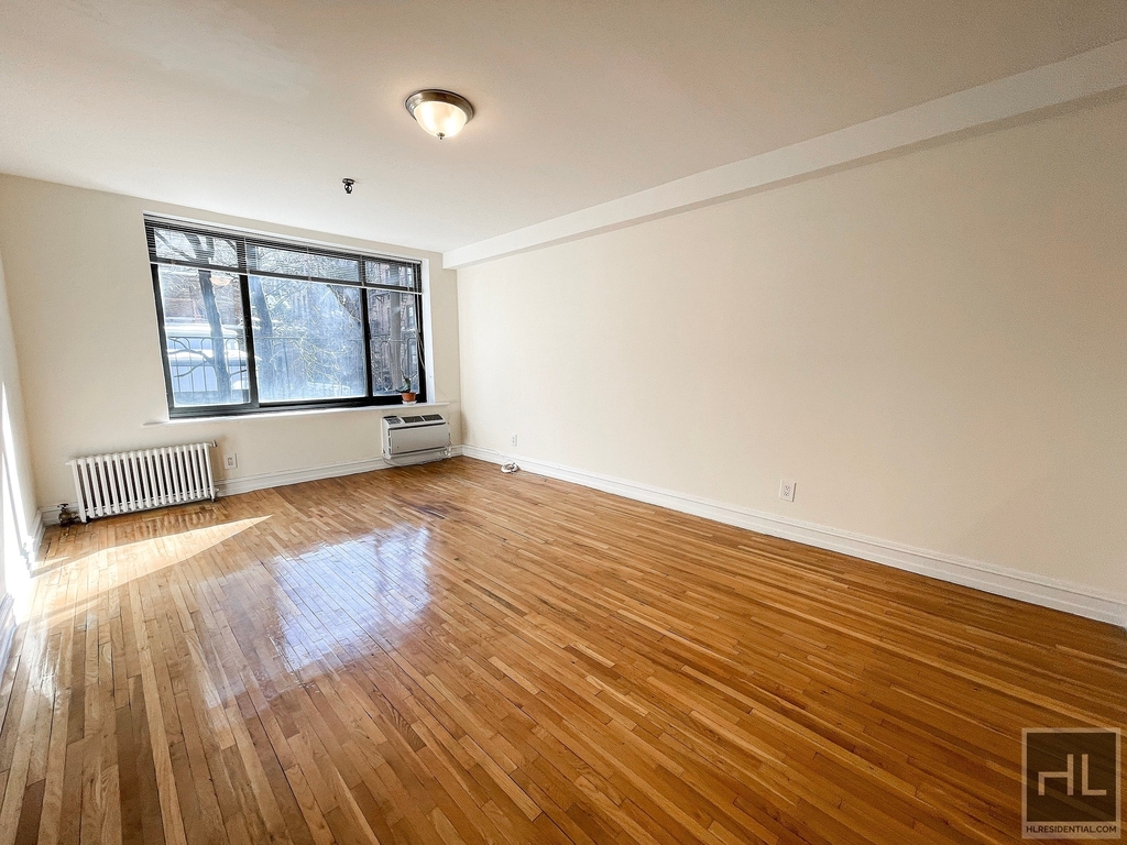 East 83 Street - Photo 0