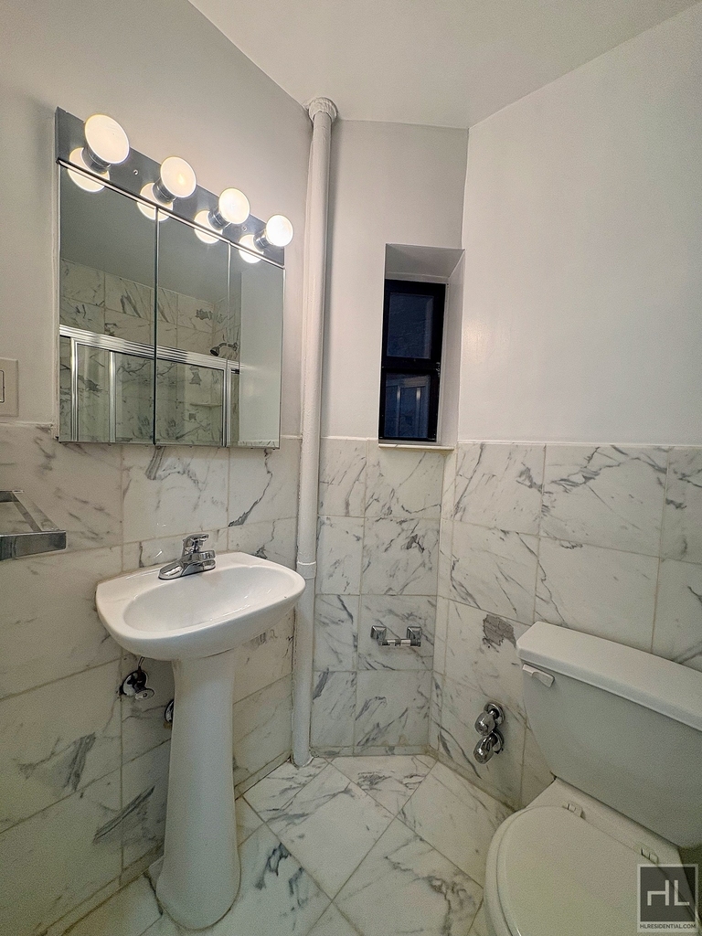 East 85 Street - Photo 6